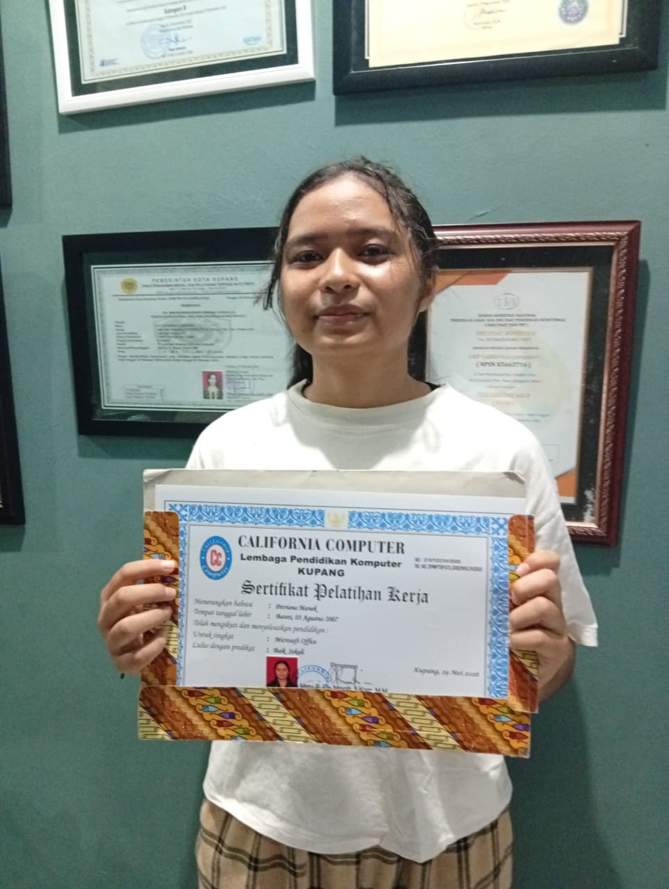 Dokumentasi Penerimaan Sertifikat PETRIANA MANEK 