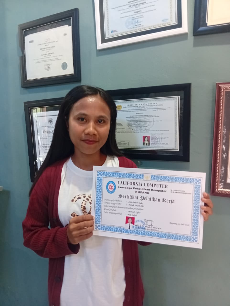 Dokumentasi Penerimaan Sertifikat SINTO DEBORA LAKE