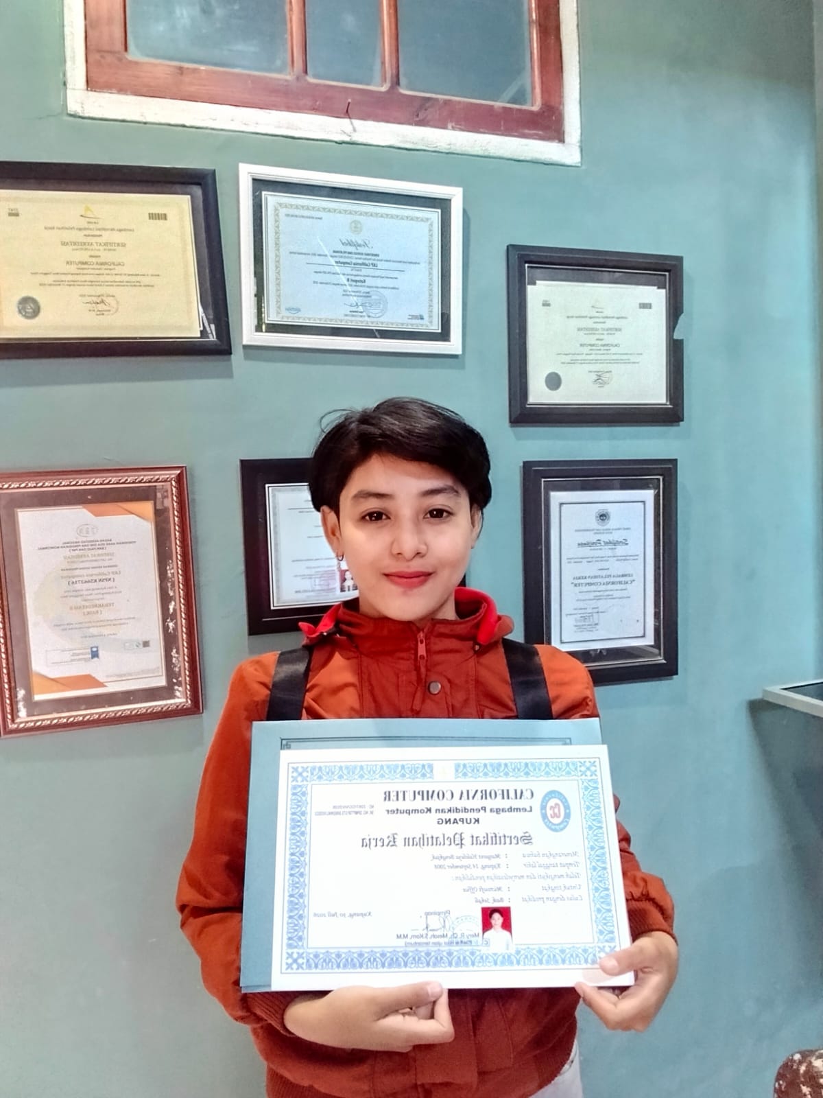 Dokumentasi Penerimaan Sertifikat MARGARET HALELUYA BENGKIUK