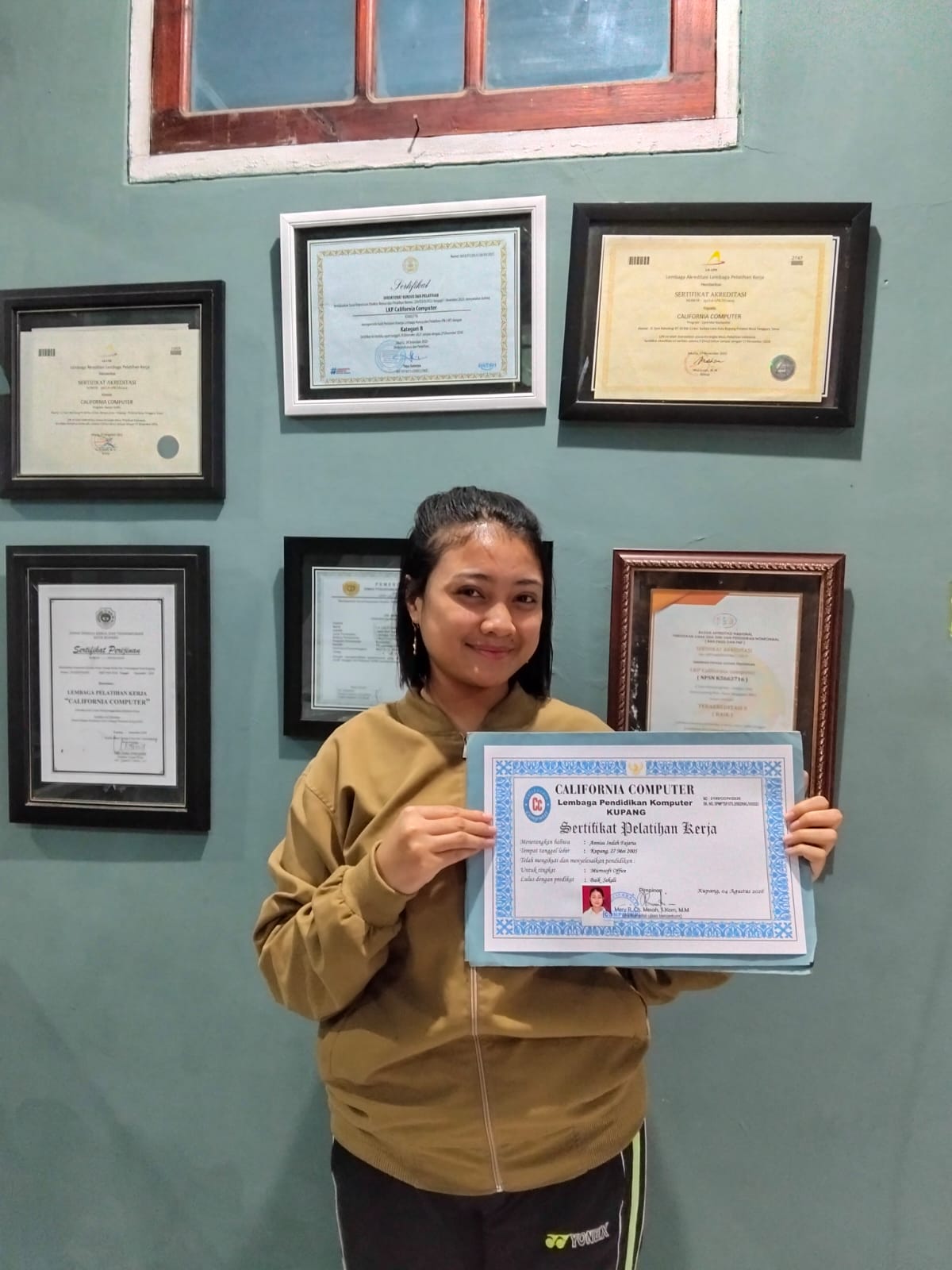 Dokumentasi Penerimaan Sertifikat ANNISA INDAH FATARIA