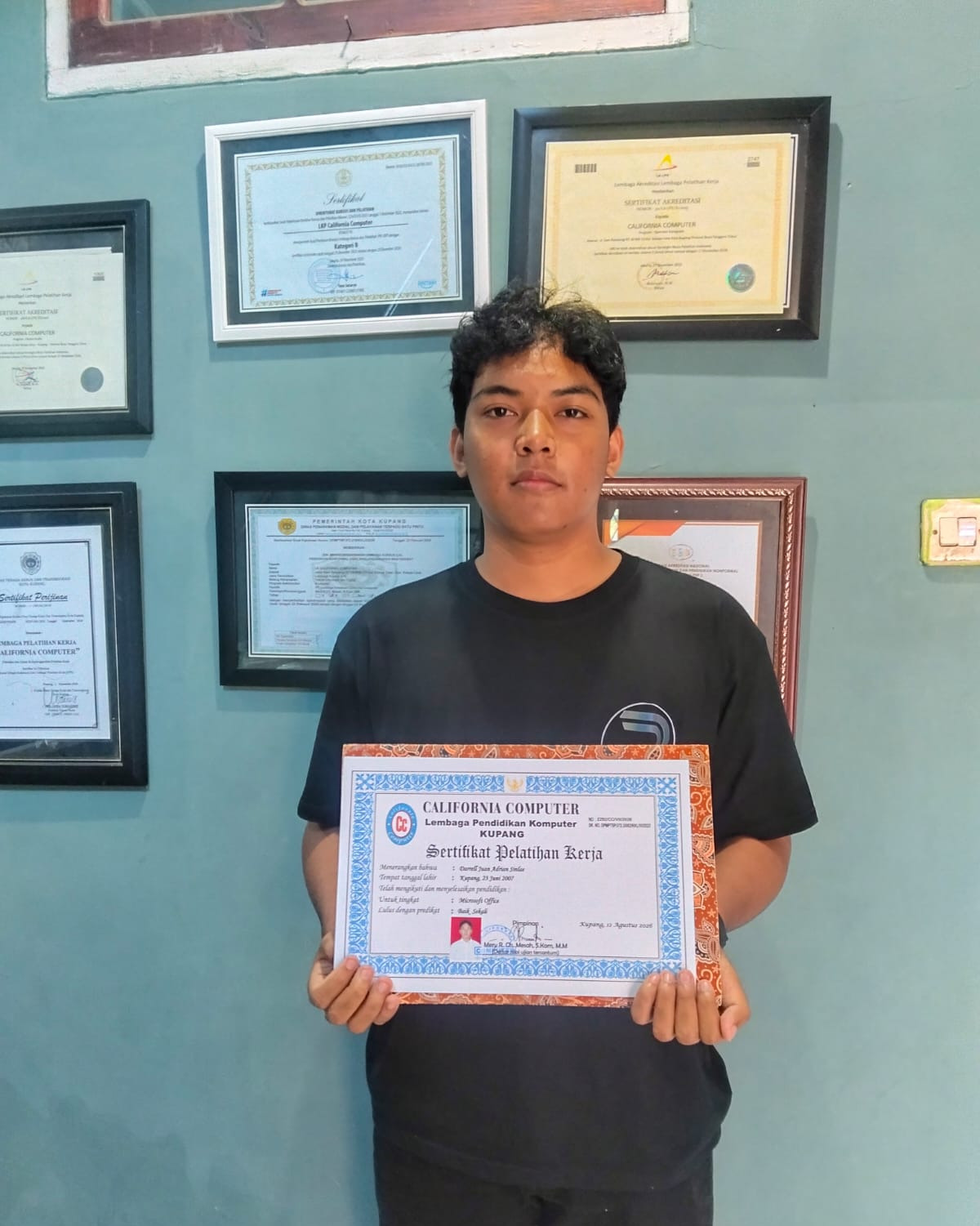 Dokumentasi Penerimaan Sertifikat DARRELL JUAN ADRIAN SINLAE