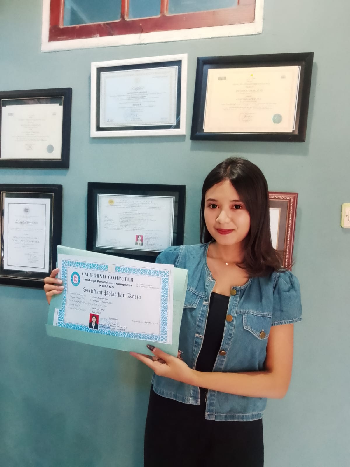 Dokumentasi Penerimaan Sertifikat SISILIA ANGGRENI KOA