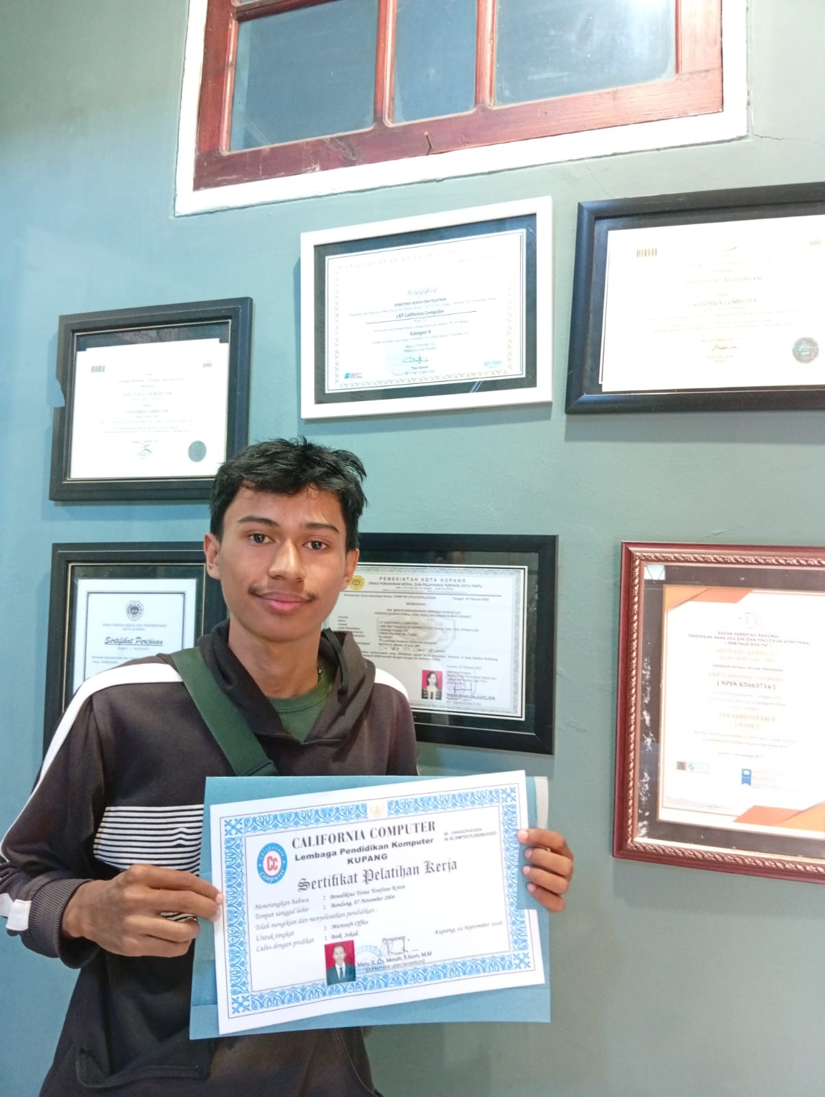 Dokumentasi Penerimaan Sertifikat BENEDIKTUS YOSUA YOSEFANO KOTEN