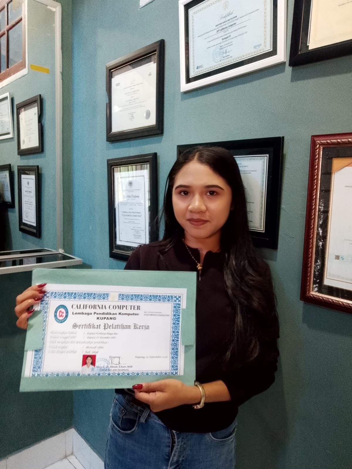 Dokumentasi Penerimaan Sertifikat ANJELYN NORLINTYA RINGA REO