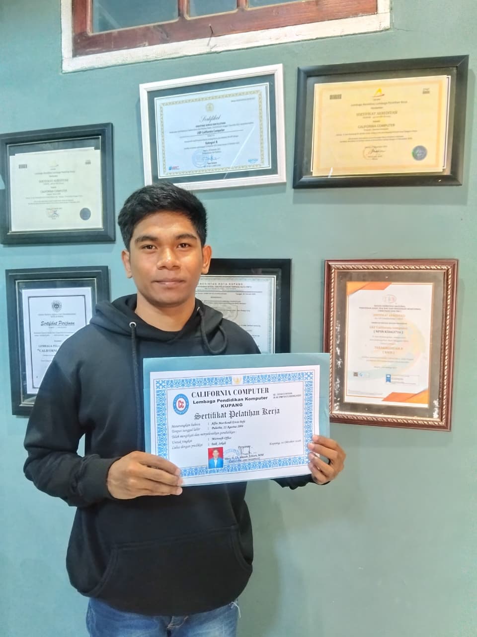 Dokumentasi Penerimaan Sertifikat ALFIN MARCHANDI ERVIN BOFE